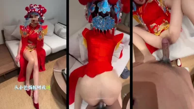 母狗刚结婚还穿着婚纱就忍不住了，当然帮他带绿帽