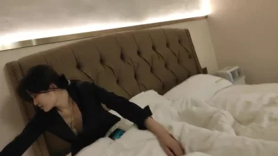 全网疯求的淫荡人妻！勾搭老公好兄弟出来喝酒约炮！