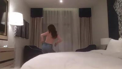 约肏艺术学院会跳名族舞的御姐 骑乘扭腰一下就让自己弄高潮了