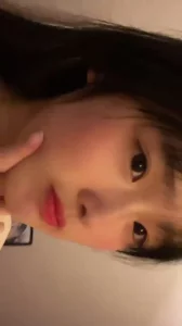 【雨哥91】年轻女网友自拍自慰给我看，逼粉人美（已成年忘91审核通）