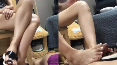 留学足模对着拖鞋足了在穿白丝搓