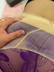 老公舍不得操她 带着开档肉丝来偷情